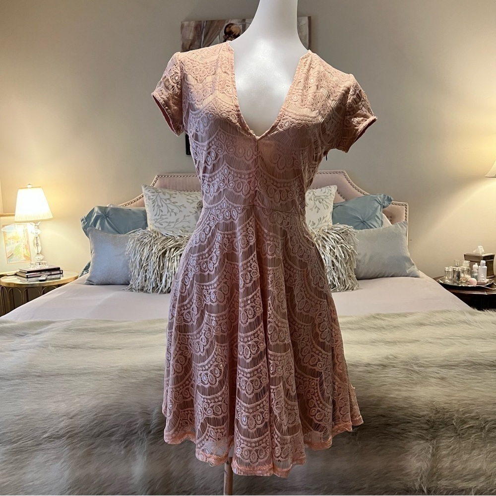 GB Blush Nude XS Lace Overlay Cap Sleeve V-Neck Circle Dress Stretch Y2K Midi